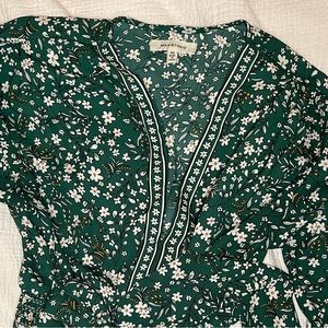 Max Studio Green Floral Blouse 
Tie Front 
V-Neck 
3/4 Sleeve